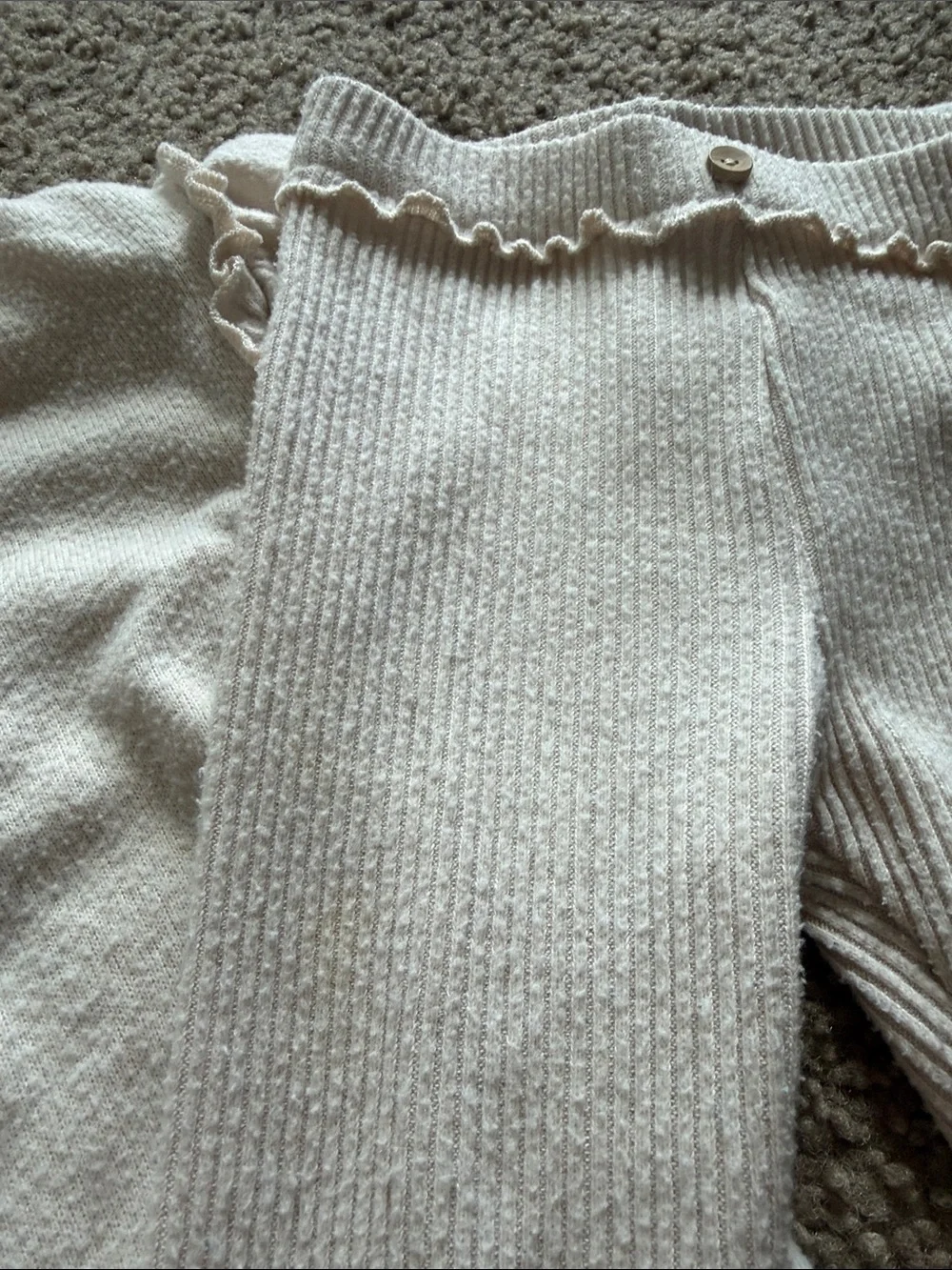 B69 Zara 2pc 3-4y White Set, Pilling